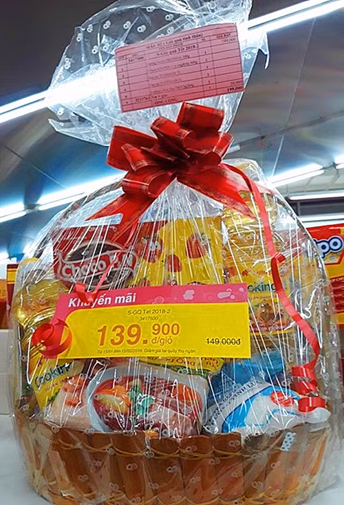 Một giờ quà Tết siêu rẻ và khá độc đáo với các loại gia vị như: đường, hạt nêm, dầu ăn...để phục vụ nhu cầu của khách hàng bình dân.