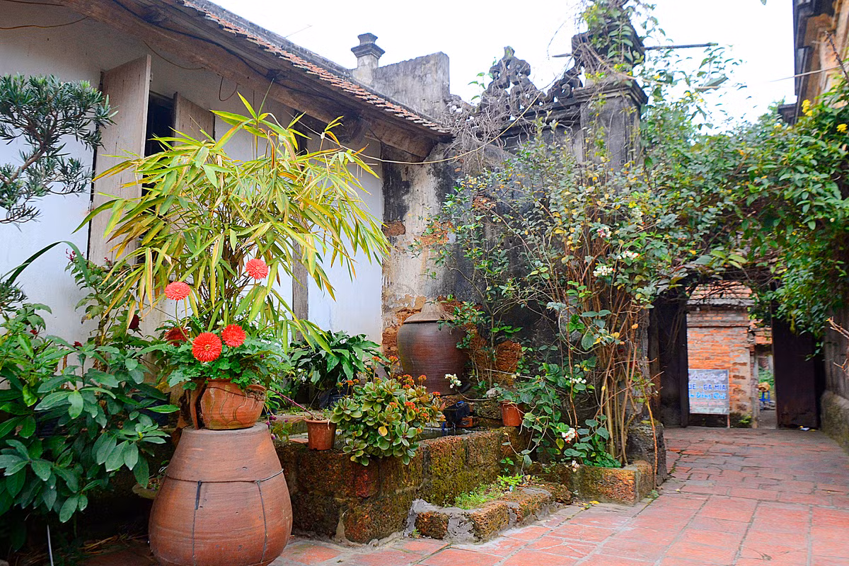 Phía cổng dẫn vào căn nhà cổ.