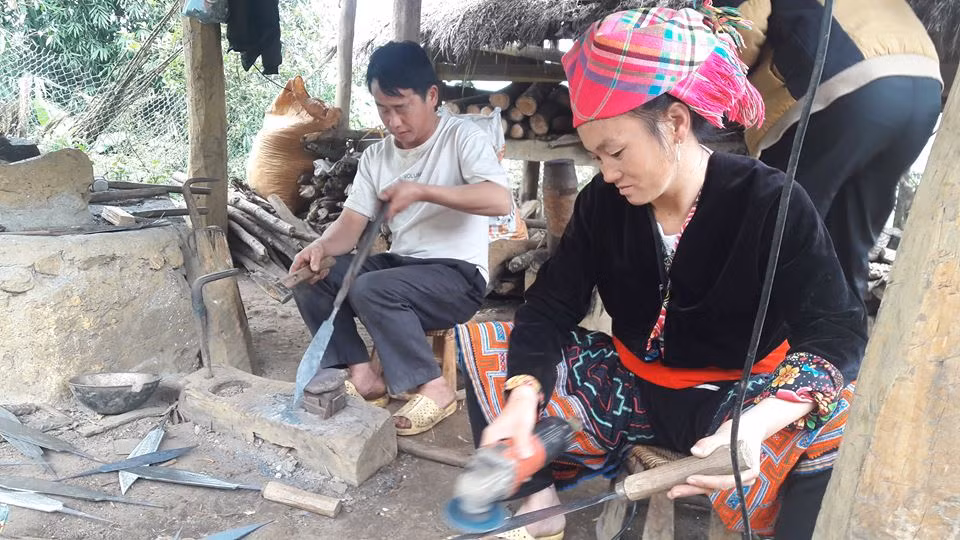 Gia đình ông Sử đã gắn bó với nghề rèn dao từ nhiều năm nay.