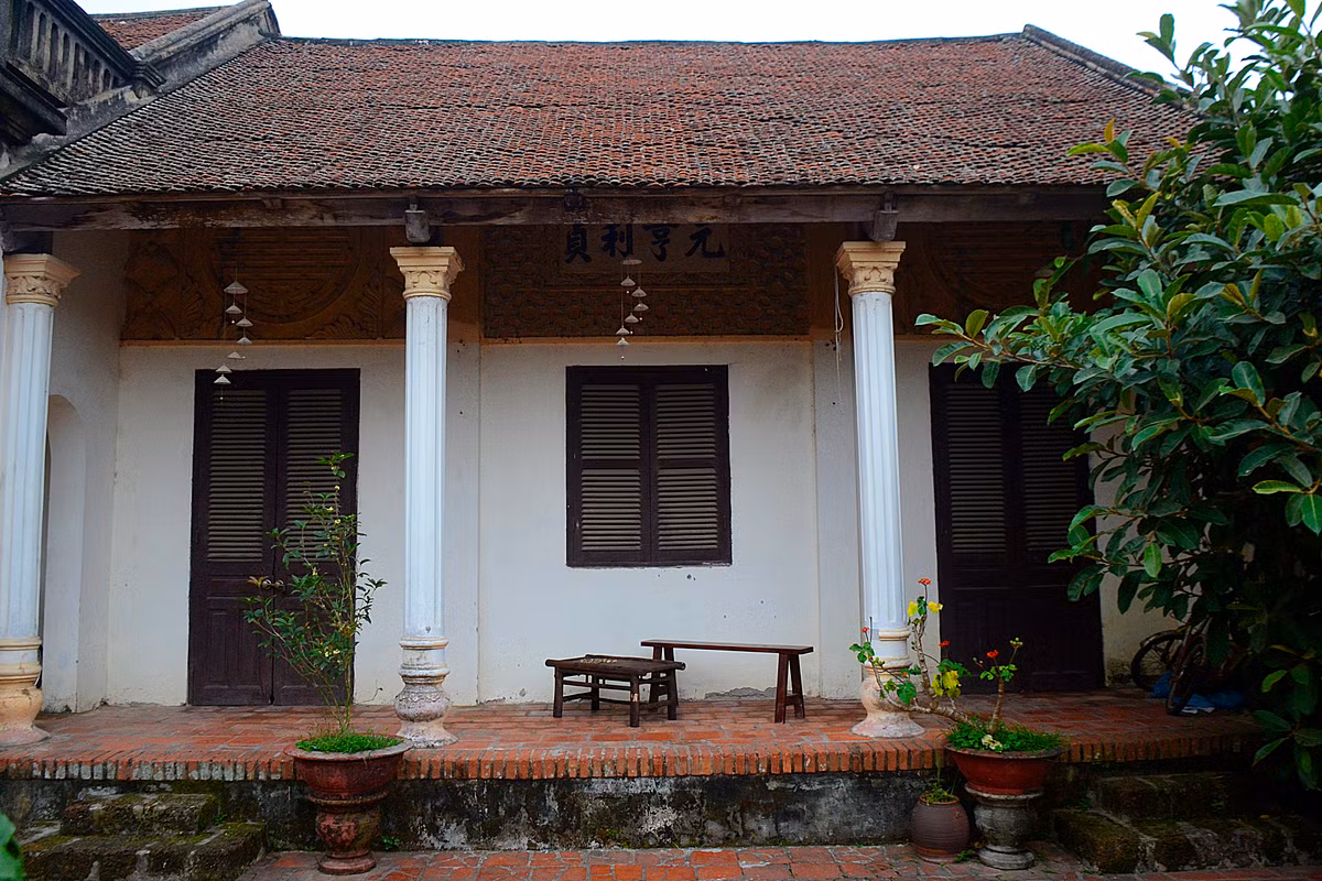 Mặc dù, thiết kế bên ngoài của ngôi nhà theo phong cách Pháp nhưng bên trong lại được xây dựng theo kiểu truyền thống với cách bài trí mang đậm bản sắc gia đình Việt.