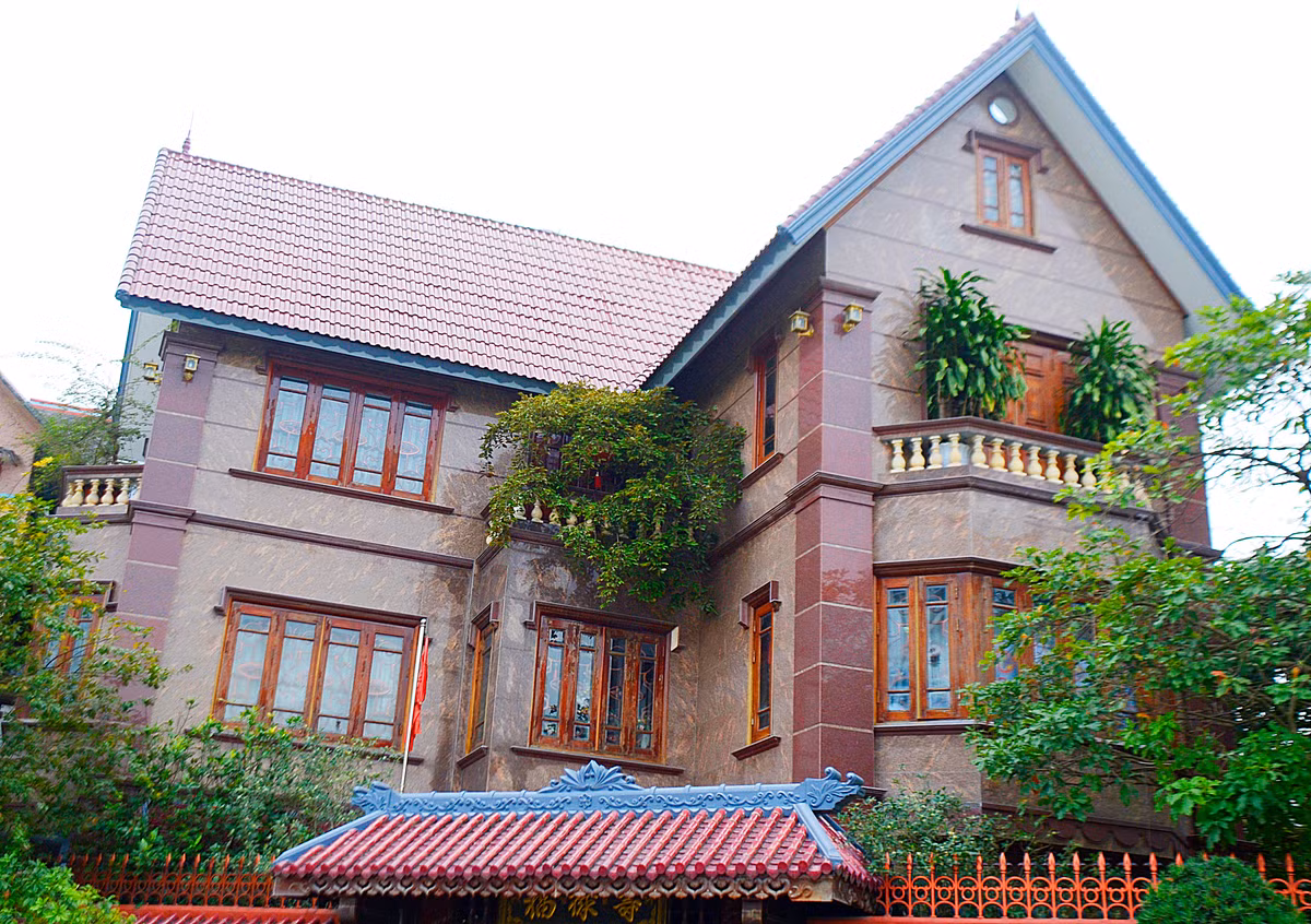 ... với hàng trăm biệt thự đẳng cấp.