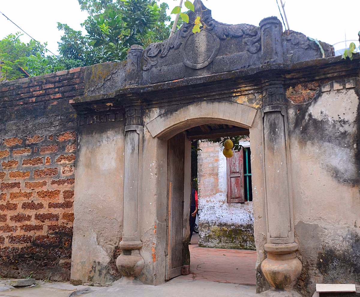 Dấu vết thời gian hằn lên trên tất cả những cổng làng xưa còn hiện hữu ở Hà Nội cho đến ngày nay...