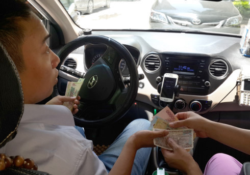 Nhiều tài xế Uber, Grab tỏ ra chán nản muốn bỏ nghề, buộc phải rồi rao bán xe để “vớt vát” nợ lần. Ảnh minh họa: Internet.