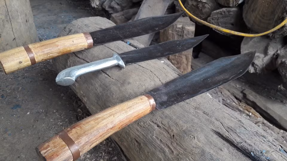 Những sản phẩm do ông Sử làm ra đều có chất lượng tốt và mẫu mã đẹp, lại bền chắc nên được đồng bào trong vùng rất ưa chuộng. Ảnh: X.T