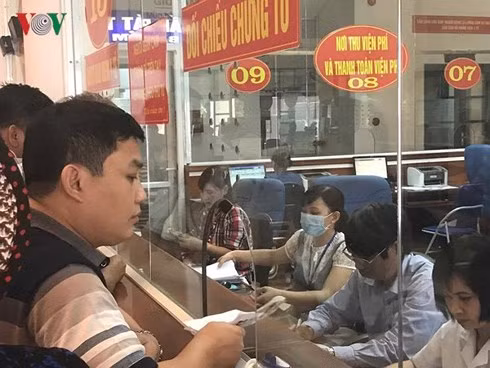 Người dân đăng ký khám chữa bệnh BHYT tại Bệnh viện Thái Nguyên (ảnh V.H)