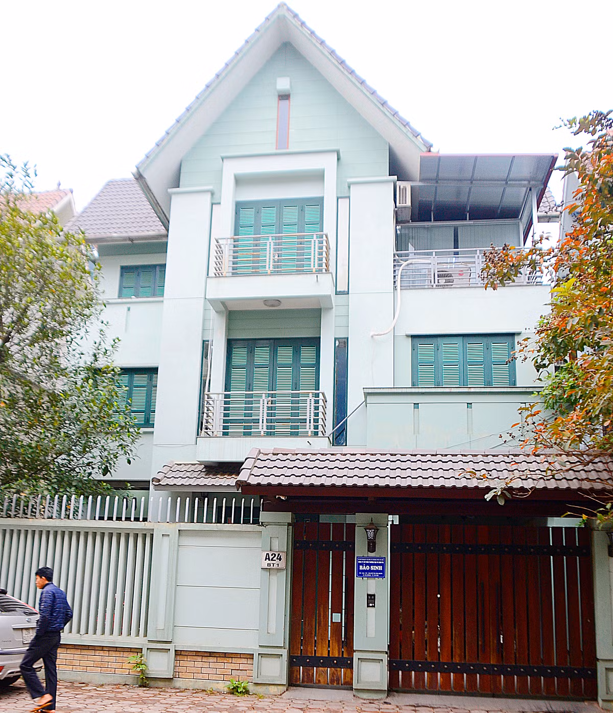 Đơn giản, không cầu kỳ nhưng căn biệt thự này vẫn "hút" người đi đường bởi sự sang trọng hiếm có.