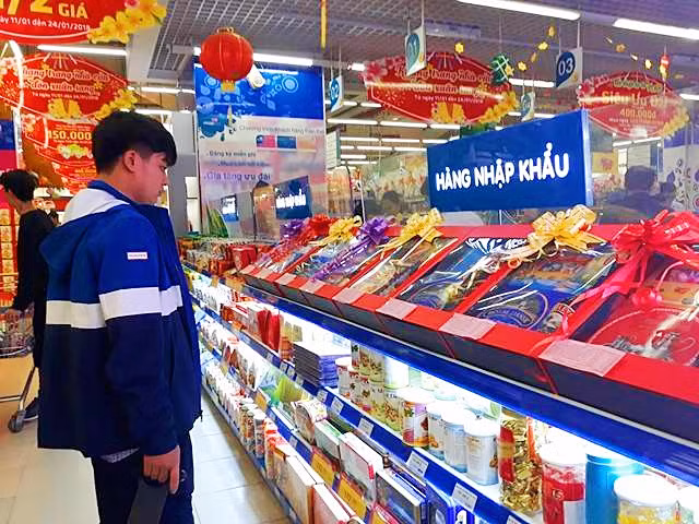 Theo ghi nhận của Kiến Thức, tại nhiều siêu thị Hà Nội, hàng trăm loại giỏ quà Tết 2018 với nhiều loại giá cả khác nhau được bày ngăn ngắn trên các kệ hàng.