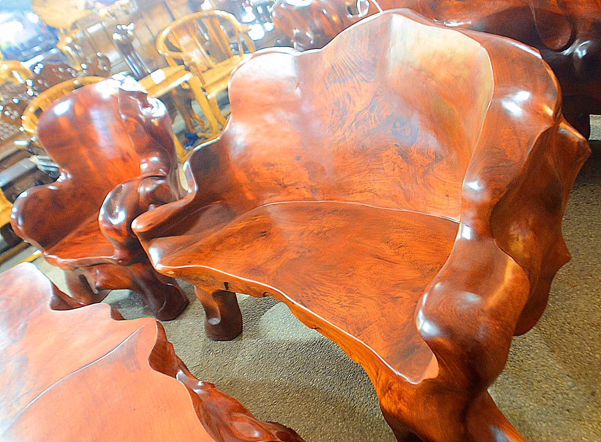 Theo chủ nhân của bộ bàn ghế gỗ hương tiền tỷ này, để làm ra sản phẩm hoàn thiện, ông mất khá nhiều thời gian để tìm gỗ...