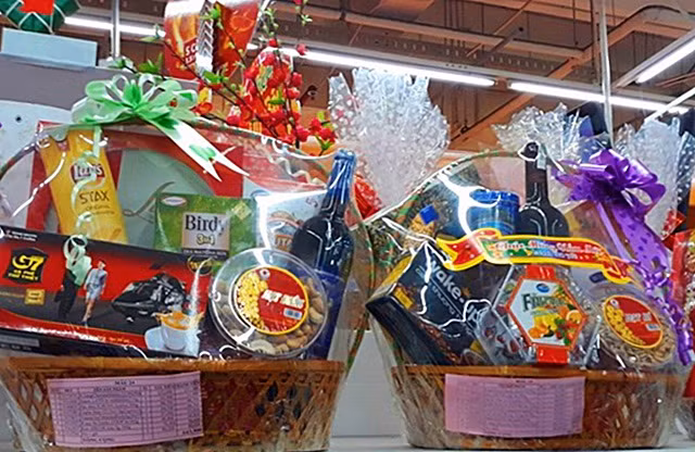 Theo quan sát của Kiến Thức, mẫu giỏ quà Tết được siêu thị thiết kế sẵn có giá dao động từ 139.000 đến 2.999.000 triệu đồng.