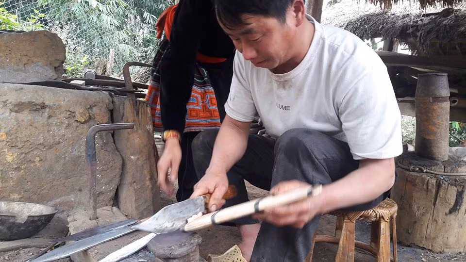 Ông Sử tỉ mẩn trong từng công đoạn rèn dao.