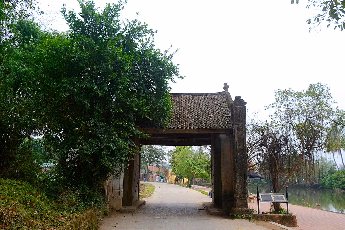 Chiếc cổng làng dung dị, mộc mạc là nỗi nhớ của nhiều người khi xa quê.