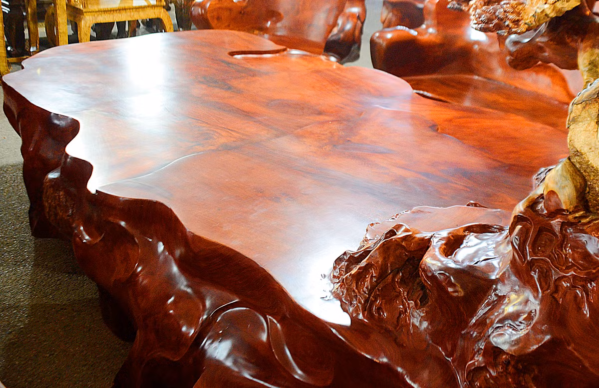 Mặt bàn dài 3m, rộng 1,6m, cao khoảng 70cm.