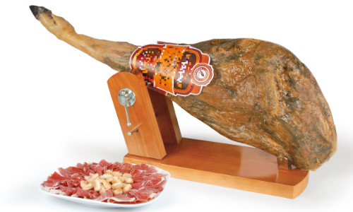 Chiếc đùi heo Iberico muối nguyên chiếc của Tây Ban Nha có giá cao nhất đến 35 triệu đồng một chiếc nặng 10kg và được ủ muối 36 tháng trở lên đang gây sốt trên thị trường hàng Tết. Ảnh: Internet.