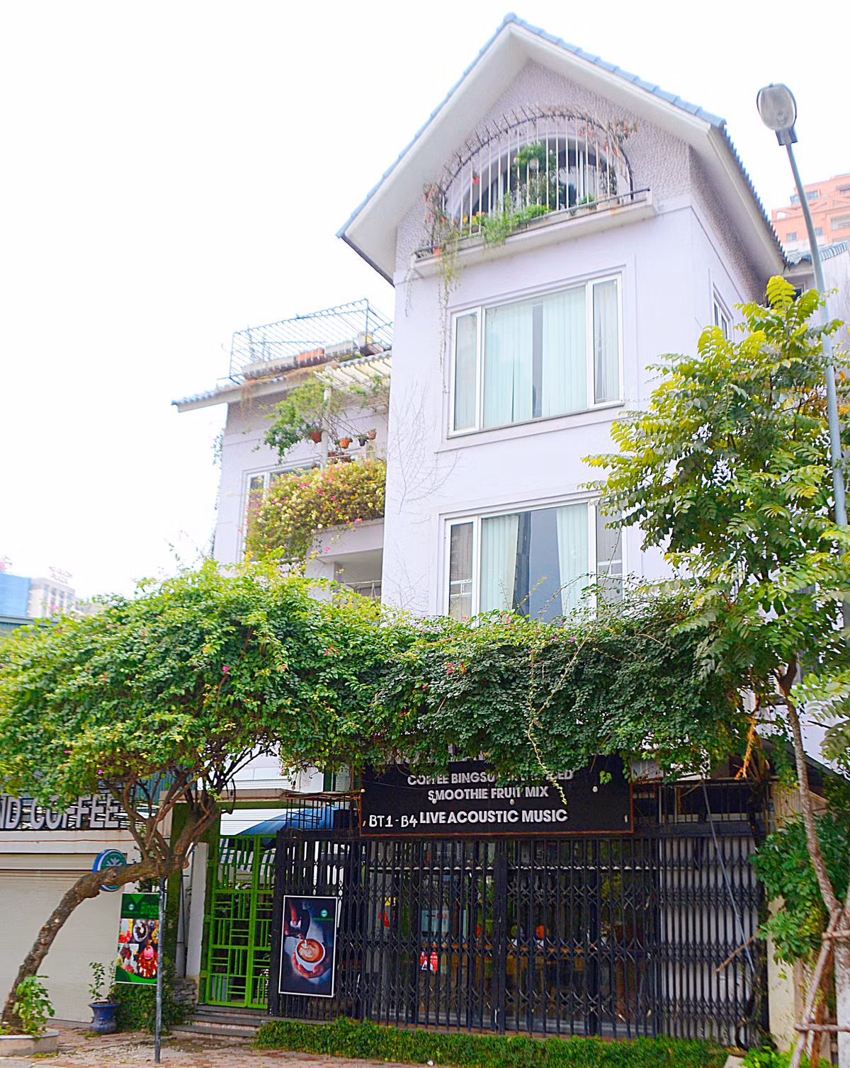 ... cây cối bao quanh với không khí trong lành và sự riêng biệt.