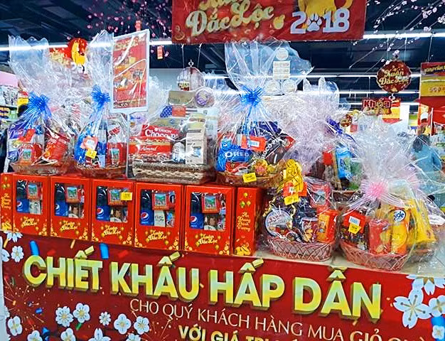 Bánh kẹo, cà phê, trà, đồ khô... vẫn là những mặt hàng chủ đạo trong giỏ quà Tết năm nay.