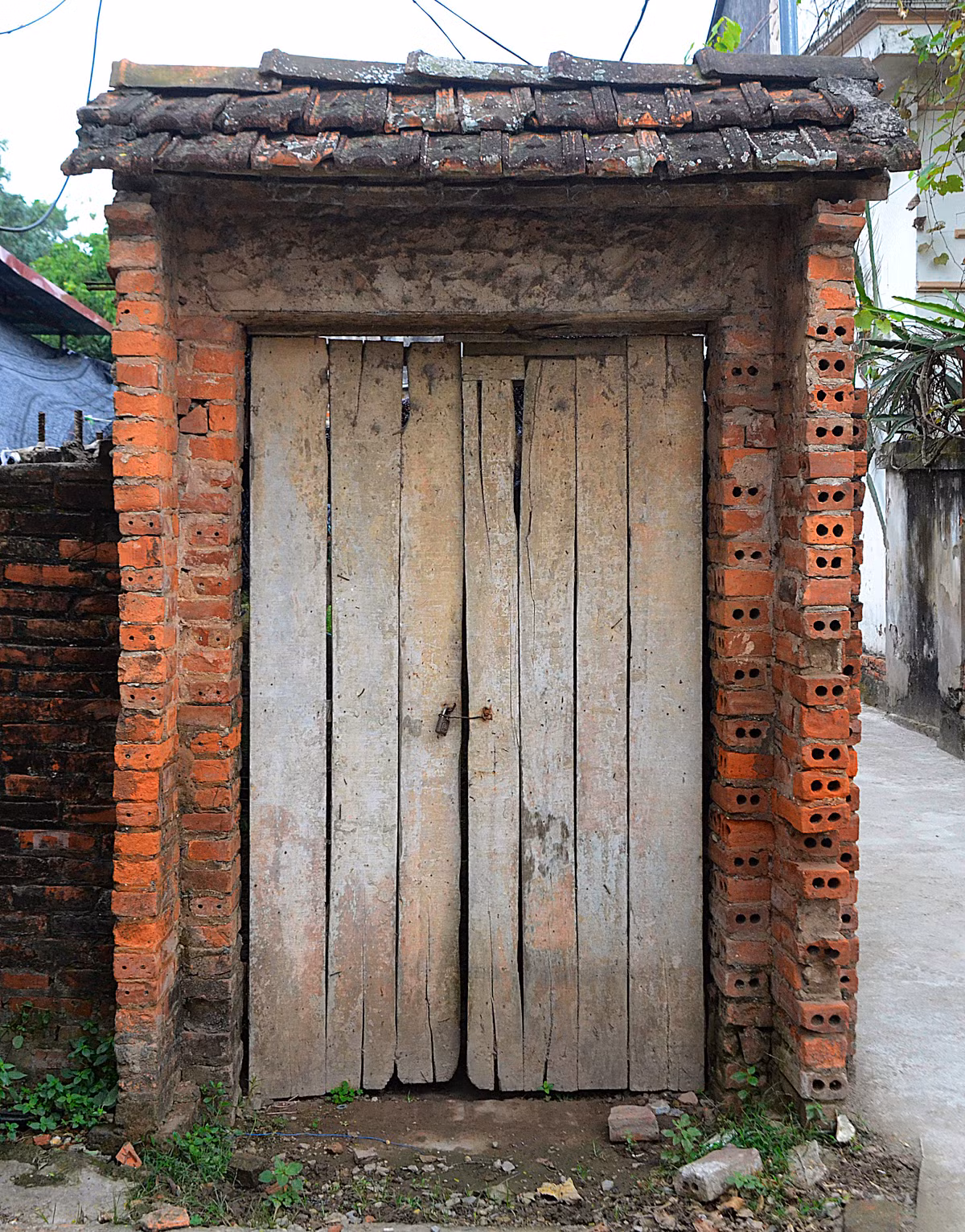 ... khi chỉ là những khung gạch trơ trọi và những cánh cửa gỗ sứt mẻ, mục nát.