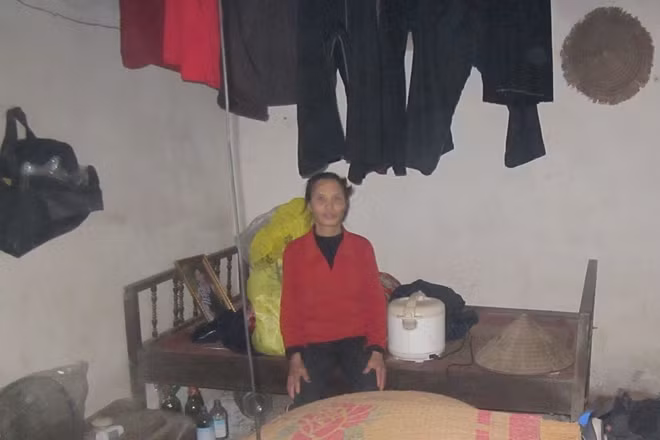 Bà Dưỡng trong ngôi nhà tuềnh toàng của mình.