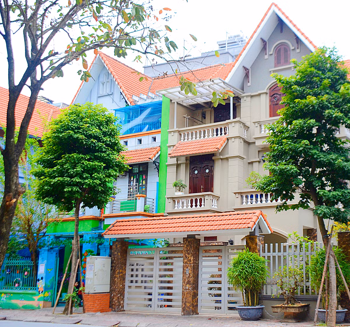 Bên cạnh đó, cơ sở hạ tầng ở đây rất phát triển với đủ các loại hình giải trí đáp ứng nhu cầu sống như khách sạn, nhà hàng quốc tế, siêu thị, cơ sở chăm sóc y tế, trường học quốc tế cho mọi lứa tuổi…