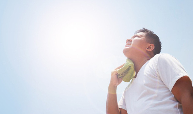 Xử lý tình huống khi bị sốc nhiệt hoặc say nắng: Nếu bạn có triệu chứng say nắng, bạn nên đi ngay vào vùng bóng râm. Bạn có thể đứng trước quạt, hoặc ngâm chân tay trong nước lạnh. Nếu bạn không cảm thấy đỡ hơn sau 30 phút, tốt nhất nên đi khám bác sĩ.