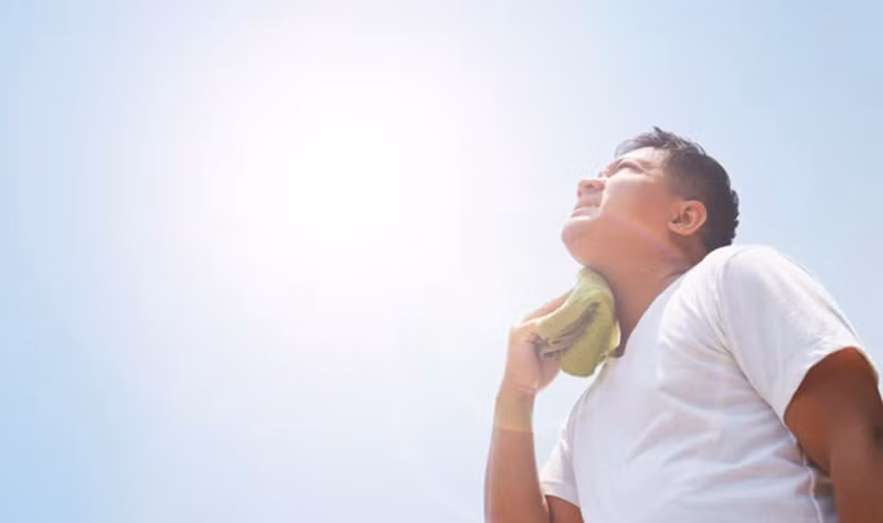 Xử lý tình huống khi bị sốc nhiệt hoặc say nắng: Nếu bạn có triệu chứng say nắng, bạn nên đi ngay vào vùng bóng râm. Bạn có thể đứng trước quạt, hoặc ngâm chân tay trong nước lạnh. Nếu bạn không cảm thấy đỡ hơn sau 30 phút, tốt nhất nên đi khám bác sĩ.