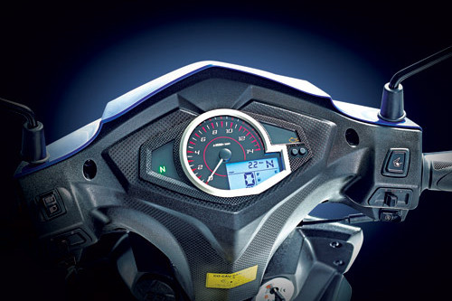 Cụm đồng hồ công-tơ-mét kiểu dáng góc cạnh nịnh mắt, thêm độc đáo với đồng hồ kim hiển thị vòng tua máy – là chi tiết khá hiếm thấy trên các mẫu xe máy thông dụng kiểu underbone. Nhiều thông tin kỹ thuật cần thiết cũng dễ nắm bắt qua màn hình LCD tinh thể lỏng hiện đại.