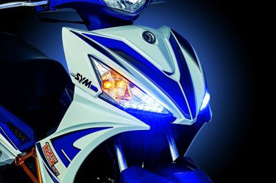 Phần đầu xe với dải dàn bóng LED tích hợp cụm đèn xi-nhan nằm ở phía trên dạng xenon lớn. Mặt nạ mang hình dáng chữ V lớn đi kèm logo "SYM" chính giữa ở đầu xe.