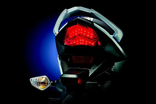 Đuôi xe với cụm đèn hậu lớn, đèn xi-nhan dạng hình ngũ giác nằm tách biệt đối xứng hai bên, tay nắm đuôi xe làm bằng kim loại thiết kế vắt lên cao.