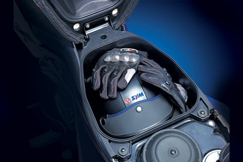 StarX 125 EFI với cốp chứa đồ khá rộng rãi mà còn do xe có trọng lượng 107kg khá nhẹ, hộp số bán tự động 4 số tròn phổ biến nên dễ sử dụng. Về công suất động cơ, xe có sức mạnh tương đương Honda Future 125, thậm chí về lực kéo mô-men xoắn còn nhỉnh hơn, với 10,8Nm so với 10,6Nm của Future.