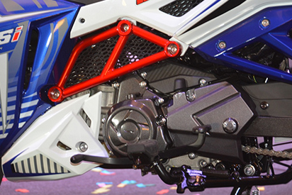 StarX 125 EFI còn là chiếc xe số đầu tiên trong phân khúc được SYM trang bị hệ thống phun xăng điện tử EFI thế hệ mới nhất, tiêu chuẩn khí thải Euro 3 giúp xe tiết kiệm nhiên liệu, bảo vệ môi trường. Theo công bố của nhà sản xuất, khi chạy thử nghiệm ở tốc độ 45 km/h, xe tiêu thụ nhiên liệu chỉ ở mức 1,4 lít/100 km với bình xăng dung tích 4,2 lít đặt ở đuôi xe.