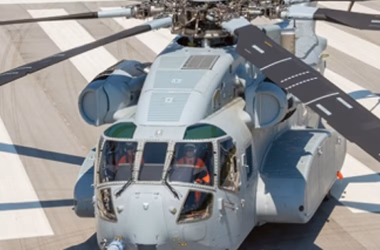 CH-53K King Stallion có chiều dài lên tới 30,2m, cao 8,46m, trong đó phần cabin có chiều dài 9,14m, rộng 1,98m. Kích cỡ cabin rộng và lớn hơn 15% so với mẫu cũ CH-53. Hệ thống điện tử được thiết kế mới với các kênh liên lạc dữ liệu giữa máy bay với mặt đất và giữa chúng với nhau.