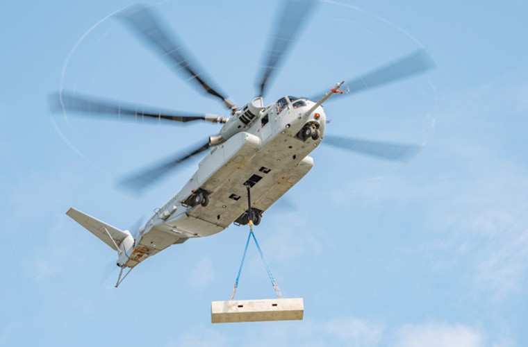 Với sức nâng lên tới 16,3 tấn đáng nể của mình, những chiếc CH-53K King Stallion có thể cẩu trực thăng hạng trung, hoặc các máy bay tiêm kích hạng nhẹ để cơ động di chuyển mỗi khi cần thiết, trên chiến trường ngoài yếu tố đổ quân, chúng còn di chuyển những khẩu pháo để đặt lên các địa điểm trên cao.