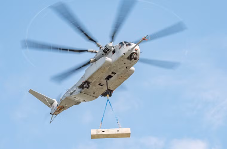 Với sức nâng lên tới 16,3 tấn đáng nể của mình, những chiếc CH-53K King Stallion có thể cẩu trực thăng hạng trung, hoặc các máy bay tiêm kích hạng nhẹ để cơ động di chuyển mỗi khi cần thiết, trên chiến trường ngoài yếu tố đổ quân, chúng còn di chuyển những khẩu pháo để đặt lên các địa điểm trên cao.