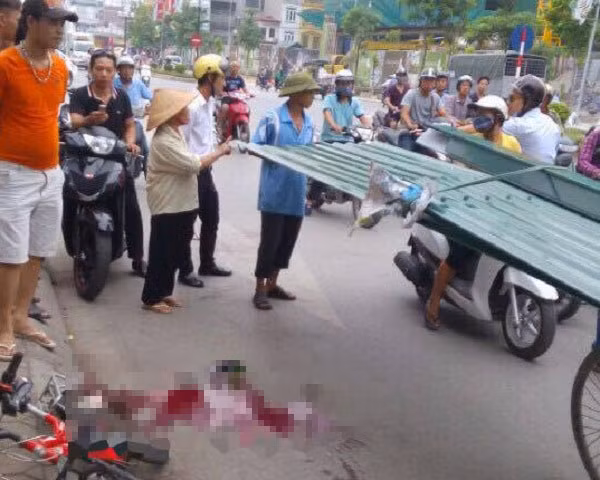 CSGT ra quan dep xe xich lo sau vu be trai bi ton cua co