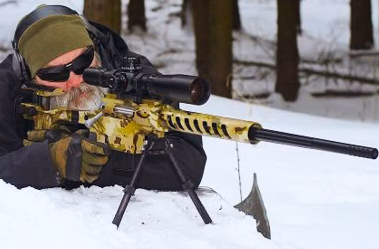 Với ưu tiên độ chính xác đặt lên hàng đầu nên súng được thiết kế đơn giản tối đa các bộ phận chuyển động trong thân súng để tránh làm ảnh hưởng đến độ chính xác của đường bay viên đạn. Súng sử dụng kiểu lên đan bằng tay Botl action.