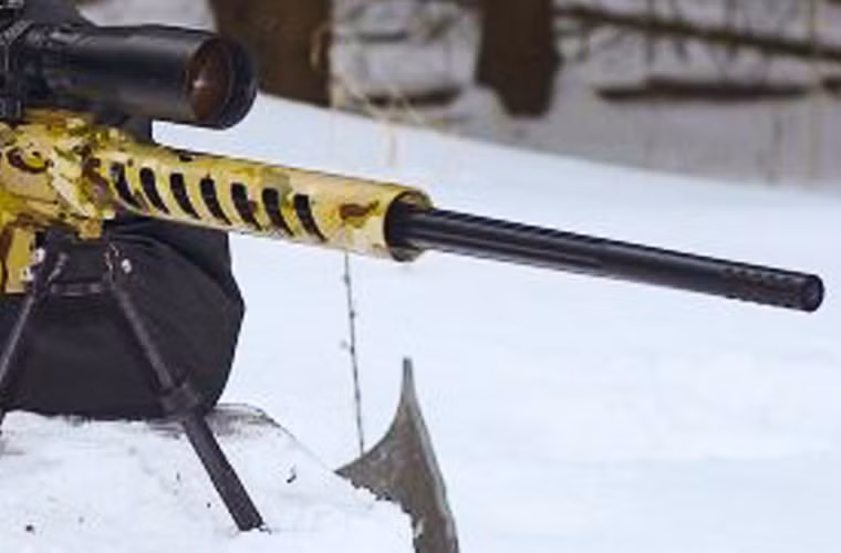 Báng súng thiết kế dạng khung nhôm rỗng để giảm trọng lương, cuối báng có lót miếng đệm cao su và nút vặn chỉnh ốp má phù hợp cho từng xạ thủ.