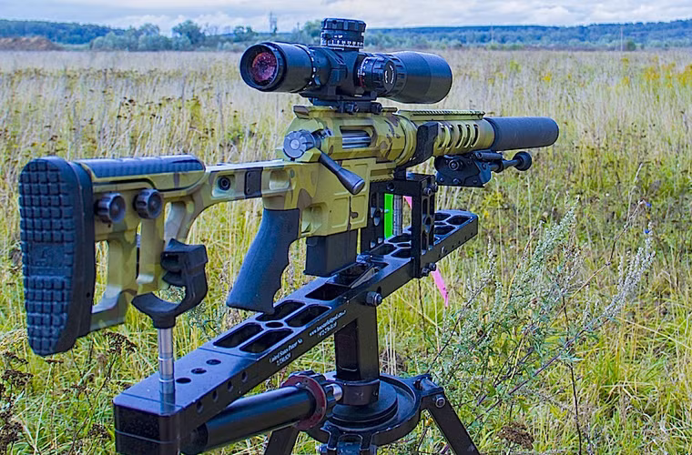 Nòng súng thiết kế kiểu xe rãnh, với thiết kế này sẽ làm cho nòng súng tản nhiệt nhanh hơn. Đầu nòng là chụp bù nhật với các rãnh cắt dọc để triệt tiêu lực giật. Súng cũng có thanh ray pincatinny để gắn ống ngắm quang học cho quan ngày, hoặc ống ngắm hồng ngoại cho nhiệm vụ ban đêm. Tương tự như các súng bắn tỉa hiện đại khác, súng cũng được có thể gắn ống giảm thanh để tác chiến trong nhiệm vụ bí mật.