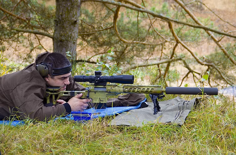 Vật liệu chính sử dụng là nhôm, súng có một khung nhôm bao bọc lấy nòng được rèn nguội bằng loại thép siêu bền, cho khả năng bắn chính xác hiệu quả.