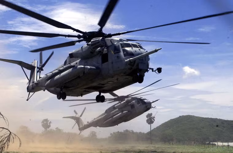 Tải trọng của trực thăng vận tải CH-53K King Stallion lên tới 15,9 tấn (trong khi CH-53E chỉ là 13,6 tấn) đưa nó trở thành trực thăng vận tải lớn nhất của quân đội Mỹ.