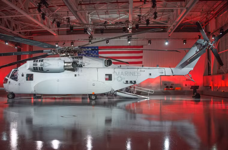 Cánh đuôi đứng đặt hơi nghiêng để tạo sự ổn định cho CH-53K King Stallion khi hoạt động. Cánh quạt đuôi được thiết kế 4 lá để tạo sử ổn định cho trực thăng khi bay. Mỗi chiếc CH-53K King Stallion có thể chở theo tối đa 55 binh sĩ.