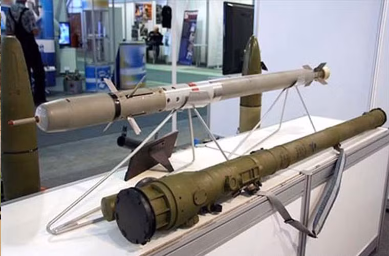 9K333 Verba chính là tên lửa phòng không vác vai mới nhất của Nga, nó được phát triển thành công và đưa vào biên chế từ năm 2014. Với đầu đạn 1,5kg chúng hoàn toàn có thể vô hiệu hóa trực thăng hoặc máy bay phản lực ở cự ly 6,5km, độ cao 4,5km vượt trội Igla hay Stinger. Đặc biệt, các chuyên gia Nga từng tuyên bố rằng, Verba thậm chí có thể bắn hạ cả tiêm kích tàng hình F-22 nếu chùng bay ở độ cao tác chiến của 9K333.