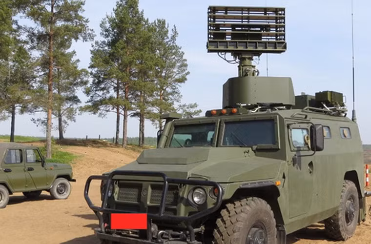 Đại diện của Rostec giới thiệu, một tổ hợp tên lửa phòng không Gibka-S gồm có xe chỉ huy - kiểm soát và một xe chở hệ thống phóng tên lửa tự hành. Những hệ thống này đều được thiết kế để triển khai trên xe quân sự Tiger-M.