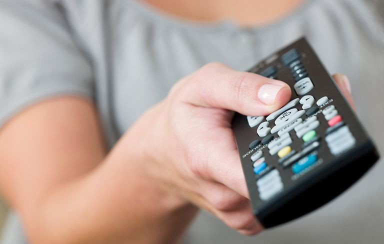 Một nghiên cứu trên Tạp chí Y học về giấc ngủ lâm sàng cho thấy những người trẻ tuổi xem nhiều tập liên tiếp của cùng một chương trình truyền hình có khả năng có chất lượng giấc ngủ kém hơn 98% và gặp nhiều triệu chứng mất ngủ và mệt mỏi vào ngày hôm sau.