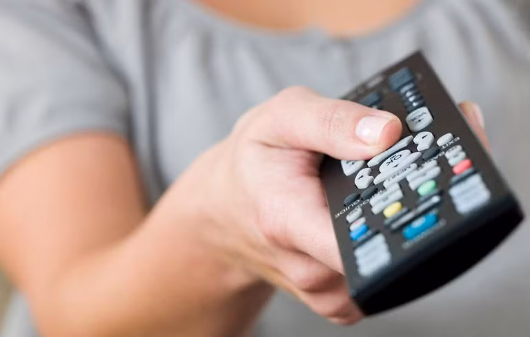 Một nghiên cứu trên Tạp chí Y học về giấc ngủ lâm sàng cho thấy những người trẻ tuổi xem nhiều tập liên tiếp của cùng một chương trình truyền hình có khả năng có chất lượng giấc ngủ kém hơn 98% và gặp nhiều triệu chứng mất ngủ và mệt mỏi vào ngày hôm sau.