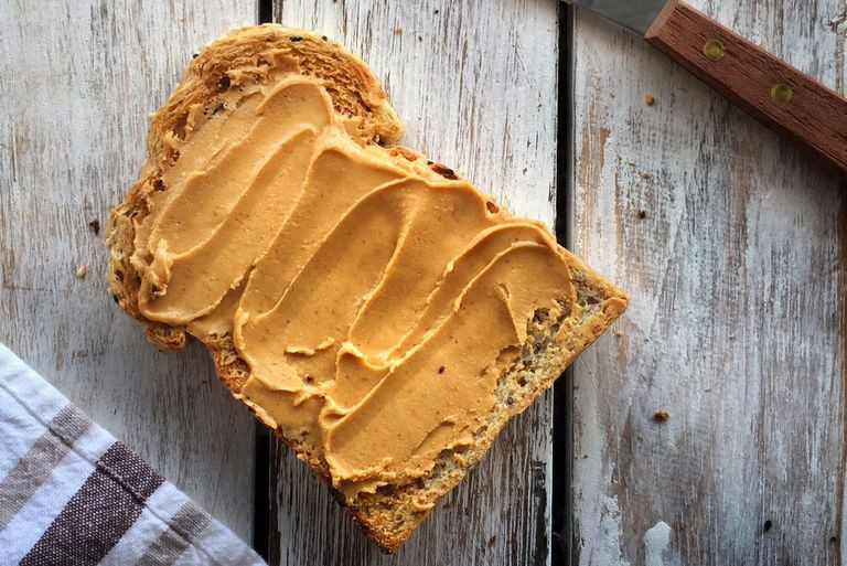 Bữa ăn nhẹ giàu tryptophan: Một số thực phẩm giàu protein như sữa, trứng, đậu phộng và đậu nành có chứa một loại axit amin gọi là tryptophan gây buồn ngủ. Để có kết quả tốt nhất, hãy kết hợp những thực phẩm này với một nguồn carbohydrate, giúp đưa được nhiều tryptophan vào não hơn.