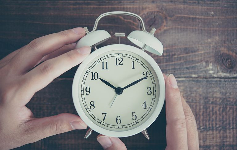 Duy trì thời gian đi ngủ và thức dậy đều đặn cả bảy ngày trong tuần rất quan trọng đối với giấc ngủ chất lượng. Bạn có thể muốn chơi muộn vào tối thứ Sáu sau đó ngủ vào sáng hôm sau, nhưng điều đó sẽ kéo đến chủ nhật và sau đó bạn bị mất ngủ vào tối chủ nhật, điều này khiến bạn mất ngủ trong tuần và nó trở thành một chu kỳ.