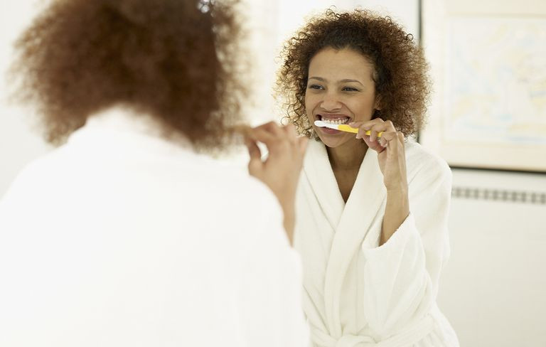 Tạo thói quen trước khi ngủ: Những người mắc chứng mất ngủ có thể áp dụng phương pháp một giờ giảm sức mạnh ngay trước khi đi ngủ. Nghĩa là 1 tiếng trước khi tắt đèn nên chia thành ba phần hoạt động: 20 phút để làm điều gì đó bạn thích, tất nhiên là không mang tính kích thích; 20 phút cho thói quen vệ sinh; và 20 phút cuối thư giãn, chẳng hạn như thiền hoặc yoga.