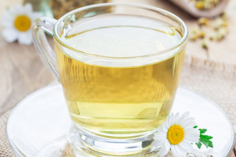 Nhâm nhi trà hoa cúc: Một tách trà hoa cúc có thể giúp bạn thư giãn vào ban đêm. Hoa cúc đã được sử dụng từ xa xưa để điều trị chứng mất ngủ và lo lắng, và nó cũng có đặc tính chống viêm và chống vi khuẩn.
