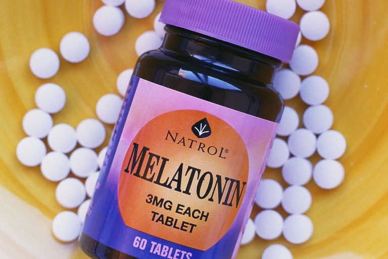 Nói chuyện với bác sĩ về melatonin: Là một chất bổ sung, melatonin có thể hữu ích đối với những người gặp khó khăn trong việc duy trì một giấc ngủ đều đặn. Nhưng dùng liều lượng thích hợp là điều rất quan trọng, vì vậy trước khi bạn dùng bất kỳ viên thuốc nào, hãy hỏi bác sĩ.