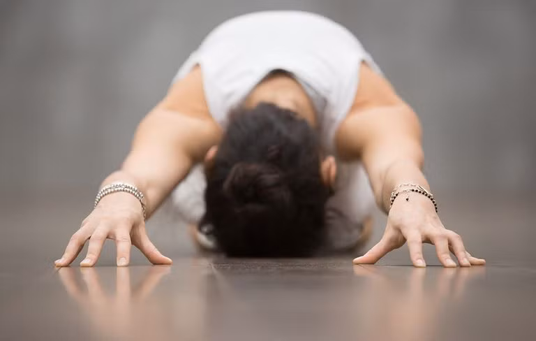 Tập yoga trước khi đi ngủ: Yoga thư giãn cơ thể và tâm trí, là liệu pháp hoàn hảo cho giấc ngủ. Hãy tập những tư thế đơn giản cho phép bạn tập trung vào hơi thở và giải phóng sự căng thẳng trong ngày.