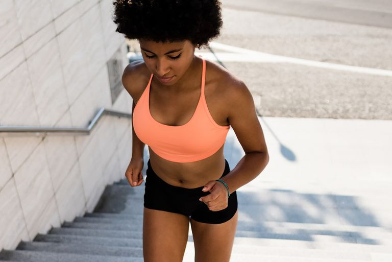 Tập thể dục thường xuyên sẽ giúp cải thiện giấc ngủ của bạn. Chọn thời gian phù hợp trong ngày để tập luyện. Một số người không gặp vấn đề gì về giấc ngủ sau khi tập thể dục tối, nhưng lại có người có thể cần đến phòng tập thể dục vào buổi sáng. Duy trì ít nhất vài lần một tuần, cho dù là đi bộ 10 phút, tập yoga nhẹ nhàng hay một buổi tập tạ mướt mồ hôi.